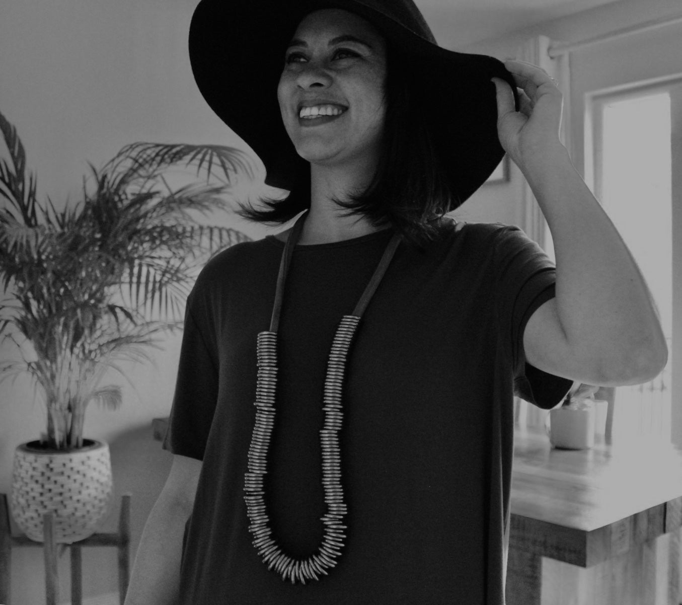 Long necklace made of soft rubber with metal rings.