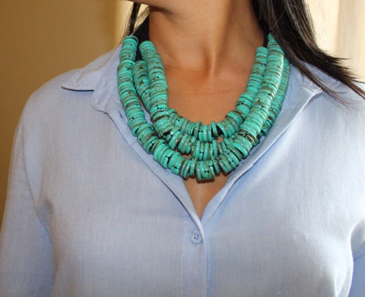 Short green necklace with resin rings