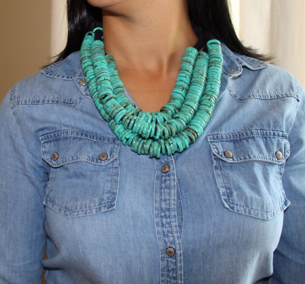 Short green necklace with resin rings