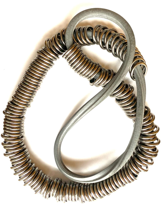 Long necklace made of soft rubber with metal rings.